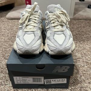 New Balance 9060 sneakers women’s size 6/men’s size 4.5